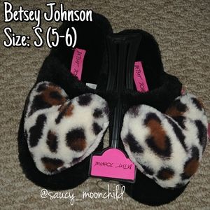 NWT 《 Betsey Johnson 》 Cheetah Animal Print Cozy Plush Slippers 3D Heart S (5-6)